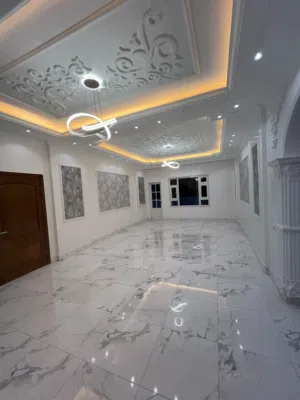 5 Bedrooms . 3 Bathrooms . 270 m23