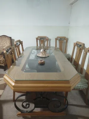 طاولة سفرة زجاج سبعة كراسي حجمها كبيرة
