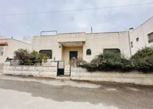 دابوق مقابل حدائق الحسين فيلا قديمه معروضه اقل من سعر الارض