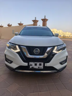 2020 نيسان روج SV ذات الدفع الأمامي  لون أبيض/ جاهز / مسجل / إطارات جديدة