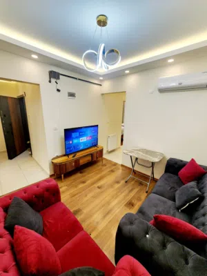 ثلاث غرفه وصاله لوكس Vip  طابق أول بدون مصعد  مكيفات عدد 3 حمامات عدد 2 قنوات عربي  يوجد بلكون