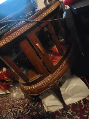 للبيع طاولات 2 طاولة مدخل و طاولة وسط الحالة نظاف يوجد عيوب بسيطة