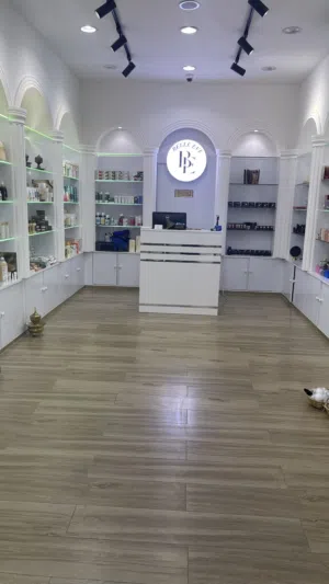 بوتيك لمستحضرات تجميل وعطور بالعذيبة