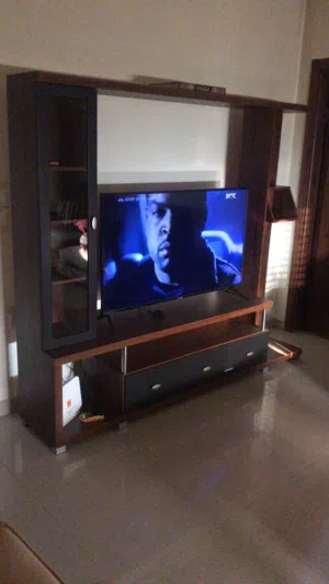 شاشه 65 هيسانيس مع طاوله
