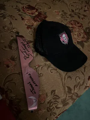برت هارت Bret Hart نظارته الشمسية موقعة مع قبعته وتي شيرت وهودي خاصة به