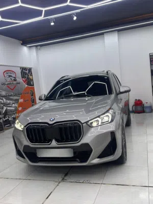 BMW x1 2023  وارد امريكي ضرر دعاميه اماميه فقط الباقي كفاله  ماشيه 23 الف كيلو