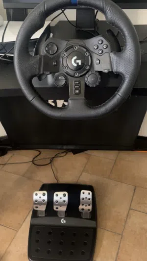 Logitech G923 comes with its Shifter G29 السكان مع القير