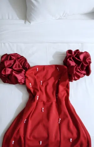 فُستان سهرة لونه أحمر قياس 44 يلبس وزن 75