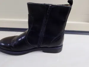 Men's shoes that have been tested and are like new