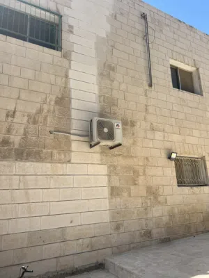 عماره للبيع تقع على شارعين في منطقة الشميساني قرب مبنى القطريه، والمستشفى التخصصي فيها 6 شقق ، ومحل