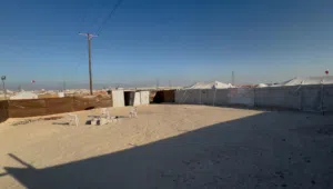 للبيع مخيم جاهز بالكامل، موقع مميز بالقرب من شجرة الحياة