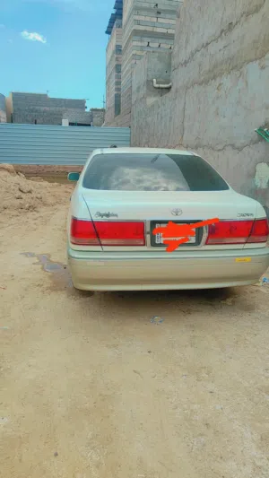 سياره  تيوتا جنون (ملكه ) ابيض لؤلوي محزم  موديل 2001 مواصفات مراءه شفط فول مواصفات ما عدا الفتحه رق