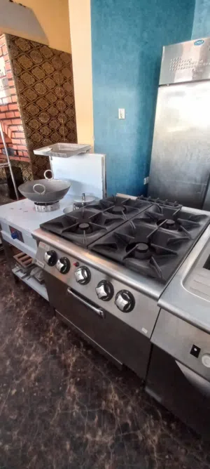 معدات مستعملة بحالة ممتازة