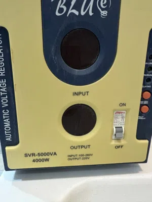 منظم جهد كهربائي أوتوماتيكي AVR 5000VA (4000W) – بحالة ممتازة
