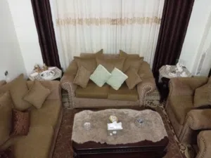 غرفة ضيوف تفصيل فخمة بحالة الوكالة للبيع   طقم كنب (7مقاعد) مع بردايتين و طاولات