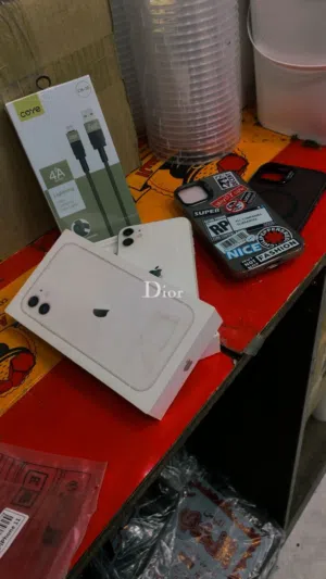ايفون 11عادي  128 بطاريه 76 وكاله   قابل للتفاوض علا الفحص