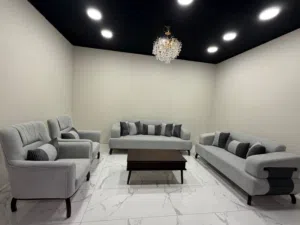 اطقم كنب للبيع موجود موديلات داخل معرض تشكيله واسعه من طاولات السفره لاطقم كنب ل غرف نوم لجميع مستلز