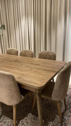 طاولة طعام خشبية