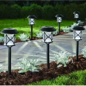 مصابيح حديقة تعمل بالطاقة الشمسية