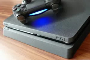 للبيع بلايستيشن 4 سليم واحد تيرا مهكر  PS4 Slim 1Tb مع ملحقاته كاملة