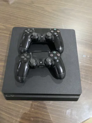 Ps4 بحالة ممتازة جاهز ما يبغالو شيء كامل  slimمعاه وصلات HDMI وصلة التشغيل