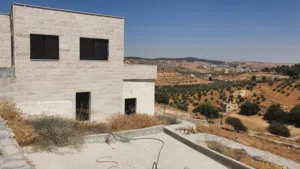 مزرعة للبيع في نادرة شرق جرش 7 كيلوا