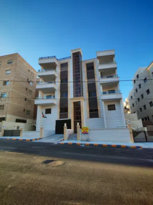 شقة طابق اخير مع روف مساحة اجمالية 270 متر طبربور  شارع الحج / كنتاكي  قرب محطة طارق