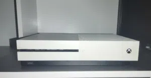 Xbox One S 1TB مع GTA V – نظيف