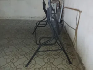 مرجيحه بحاله جيده لاكن ينقصها مقعد او فرش للجلوس عليه