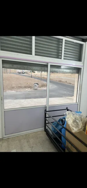 باب المنيوم الامنيوم نظيف