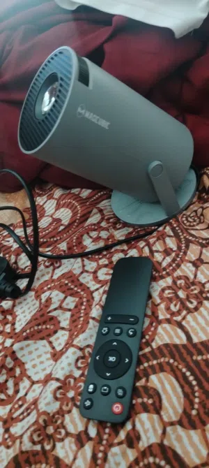 للبيع جهاز بروجكتر بحاله ممتازه استعمال بسيط نوعيه اصليه معه ريموت وقاعده