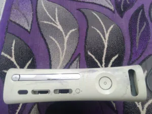 اكس بوكس 360 مستعمل مهكر مع كابلات الجهاز من دون جويستك