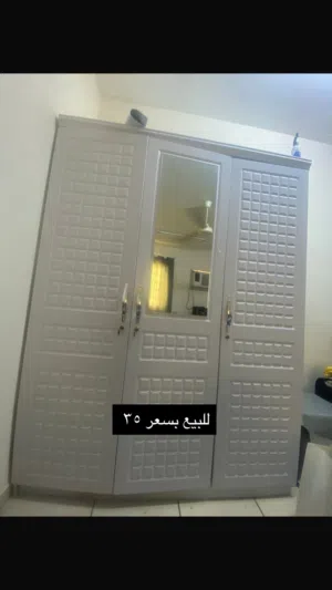 خزانه شبه جديده للبيع 3 أبواب ومن داخل كبيره