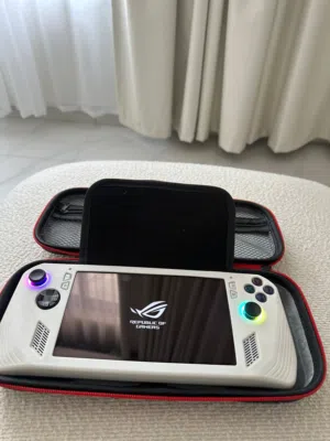 جهاز Asus ROG ALLY Z1 EXTREME مركب عليه حماية مدى الحياة