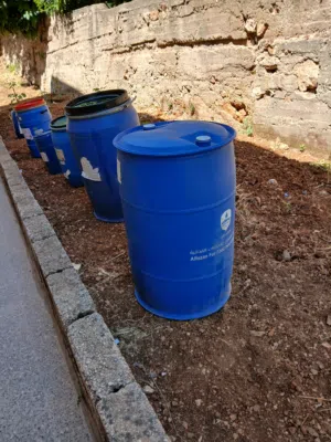 مجموعة براميل وجالونات