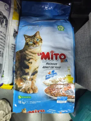 اكل قطط ميتو دجاج. سمك