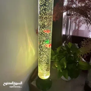 ستاند منظر عامودي ديكور حوض سمك مضيء متغير الالوان تلقائي والسمك متحرك ليوحي للشكل الطبيعي