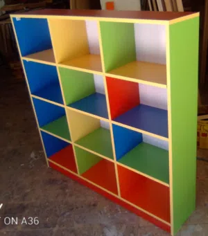 خزانة عيون خشب ملون 12 خانة   للحضانات ورياض الأطفال. متوفر خدمة التوصيل