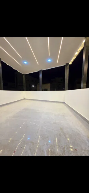 للبيع شقه بناء جديد لم تسكن طابق ثاني فوق الارضي مباشره سوبر ديلوكس مساحه 137 متر مع الترس القرميد