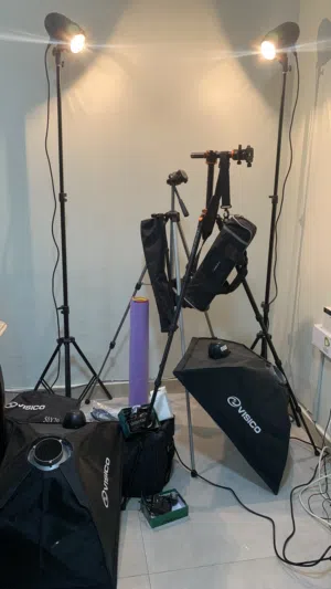 Studio lighting kit includes soft light boxes, stands, lamps, carrying case + camera tripod+ camera