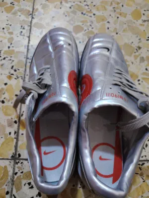 Nike Total 90 III يُعرف اختصاراً بـ T90 الجيل الثالث).