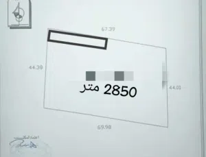 ارض سكنيه للبيع مساحتها 2850 متر مربع عليها سياج و بعض أشجار الليمون و شبكة ري ثابت و الكهرباء فيها