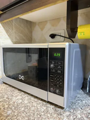 مايكروويف بحالة جديدة مع كتل ماء هدية