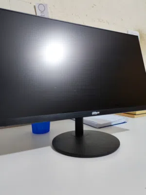 شاشة dahua 22 inch بعدل تحديث 100Hz مستخدمة بشكل بسيط مع كامل اغراضها