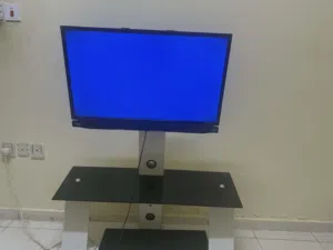 شاشه Toshiba نظيفه مع طاوله حمل الشاشه من ايكيا