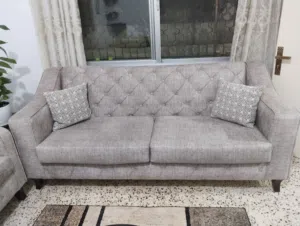 طقم كنب لون كابتشينو مغبر للبيع استعمال بسيط جدا ( استعمال مكتب)