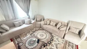 طقم كنب بيج مع طاولة والوسادات