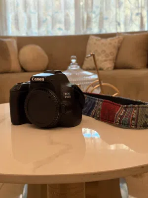 Canon EOS 250D بحالة جديدة، استخدام خفيف جدًا، بدون أي خدش.