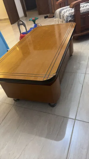 طاولة وسط مع طرابيزتين ب 15 دينار بدهم شويه صيانة