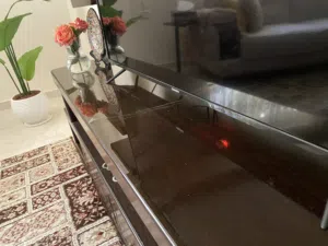 طاوله تلفزيون مع رفوف ودروج من دون الاكسسورات